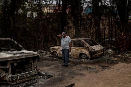 Omar Castro, en los alrededores de su casa quemada en el vecindario El Olivar, en Viña del Mar, Valparaíso. (Cristóbal Olivares/The New York Times)