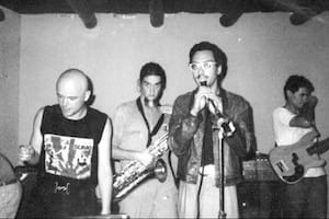 Omar Chabán en el pequeño escenario de Café Einstein con Luca Prodan, Roberto Pettinato y Alejandro Sokol