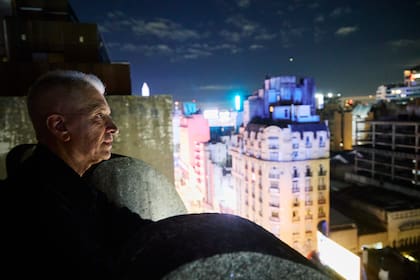 Omar Ciprés desde el imponente faro del Teatro Opera con el Obelisco asomándose al fondo