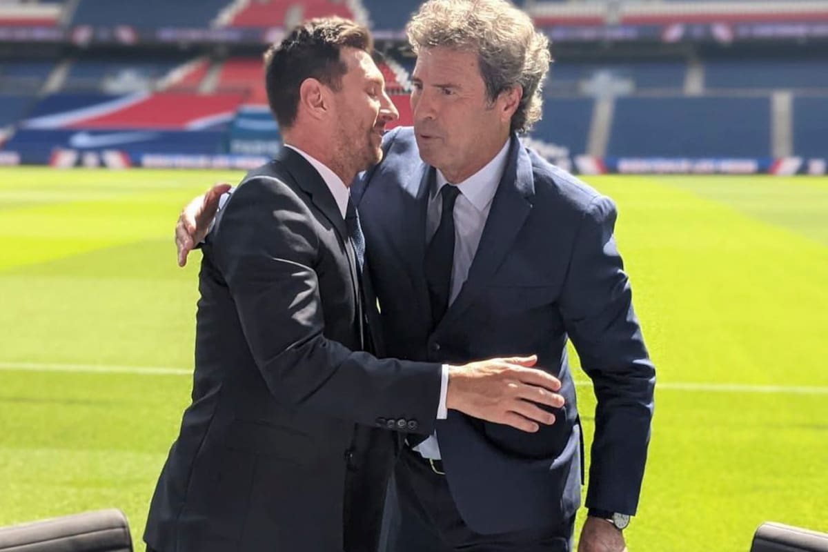 Omar da Fonseca se abraza con Lionel Messi en el Parque de los Príncipes