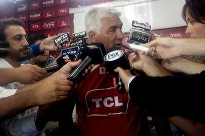 Omar De Felippe en la charla con la prensa