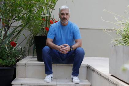 Omar De Felippe, hoy; de veterano de la guerra de 1982 a entrenador de fútbol.