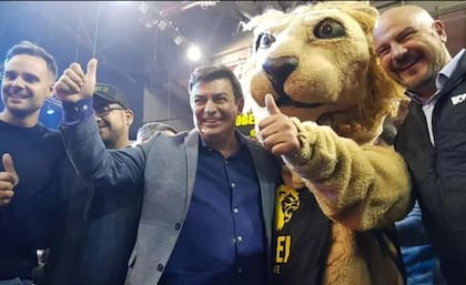 Omar De Marchi durante su cierre de campaña