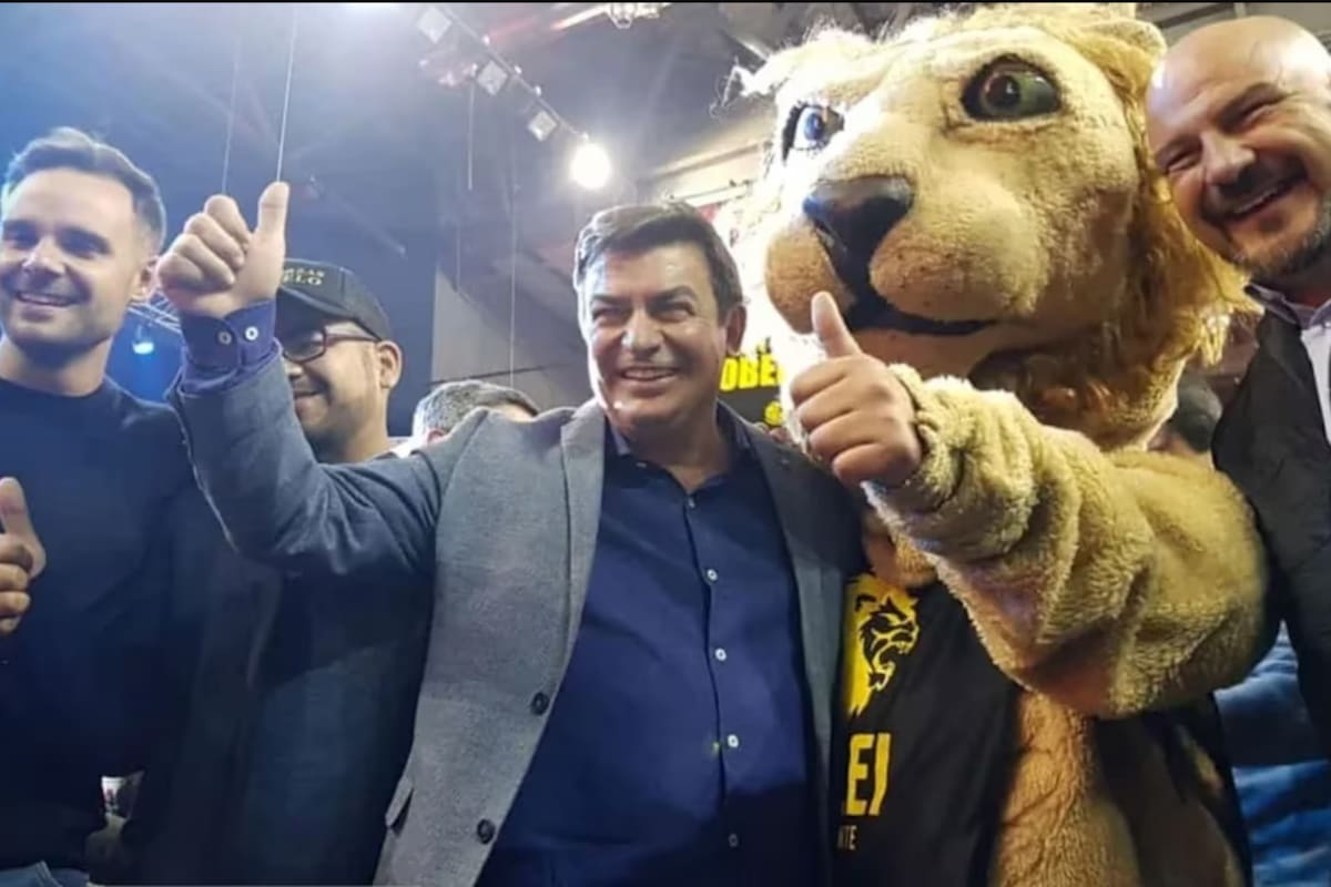 Omar De Marchi en los festejos en el búnker del Partido Libertario tras la victoria de Milei en las PASO