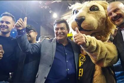 Omar De Marchi en los festejos en el búnker del Partido Libertario tras la victoria de Milei en las PASO