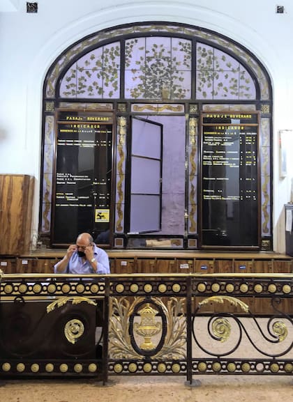 Omar, el portero del Roverano, conoció tiempo mejores para el pasaje: lleva más de 40 años de servicio.