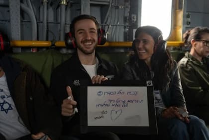 Omar escribió en la pizarra "Quiero una hamburguesa"