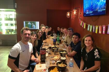 Los que le festejaron el cumpleaños fueron su nueva familia en la ciudad porteña: un grupo de ex alumnos del colegio Florida Day School y de otras personas que se fueron sumando, liderados por Martín de Dios, la persona que cambió la vida de Omar.