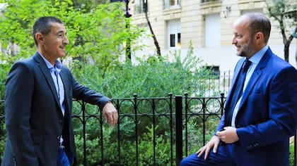 Omar Galdurralde, expresidente de Loterías de Buenos Aires, con Martín Insaurralde