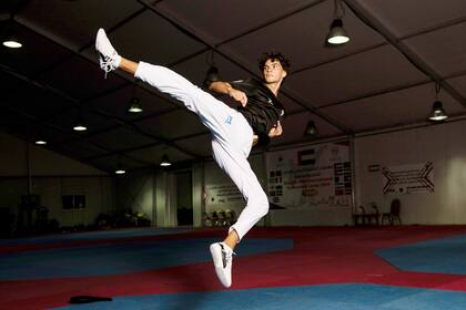 Omar Ismail, nacido en Dubai, pero que representa a Palestina en los Juegos Olímpicos, durante un entrenamiento en Sharjah, Emiratos Árabes Unidos el jueves 20 de junio del 2024. (AP Foto/Martin Dokoupil)