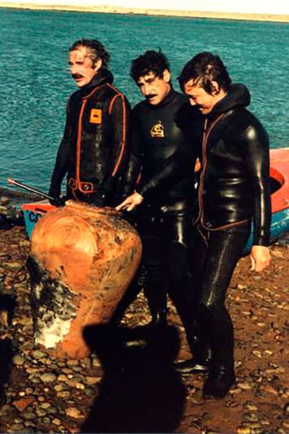 1982. Mario Puschel, Mario Brozoski y Marcelo Rosas. Rosas no volvió a sumergirse después de que hallaron la corbeta.