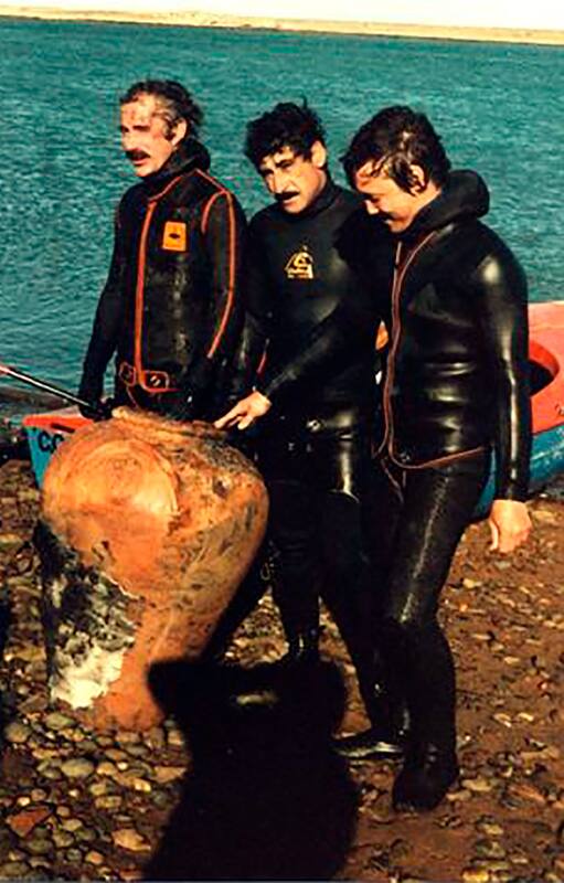 Omar Juanola, Marcos Oliva Day y Mario Brozoski con una de las valiosas vasijas de la Swift.