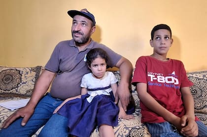 Omar Khelif junto a sus otros dos hijos.