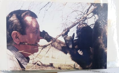 Omar Maschio, padre de Kai Pacha, posando junto a Pancho