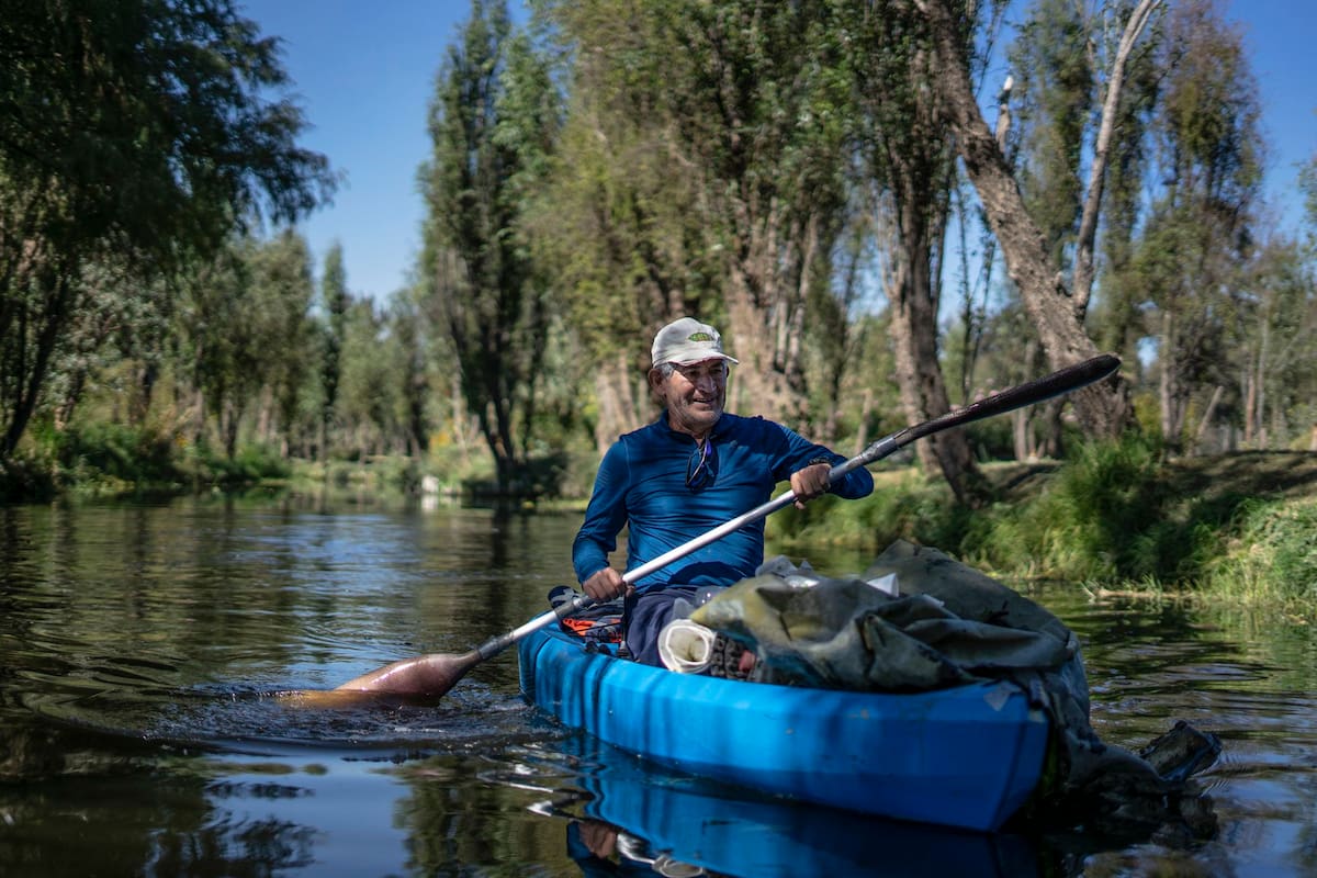 Omar Menchaca recorre en su kayak los canales de Xochimilco, en Ciudad de México