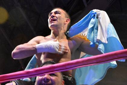 El festejo del campeón con la bandera argentina
