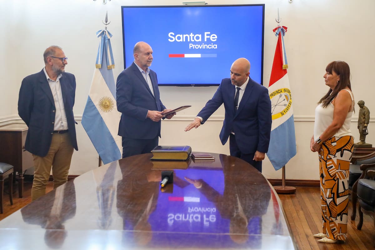 Omar Operotti le tomó juramento a Claudio Brilloni