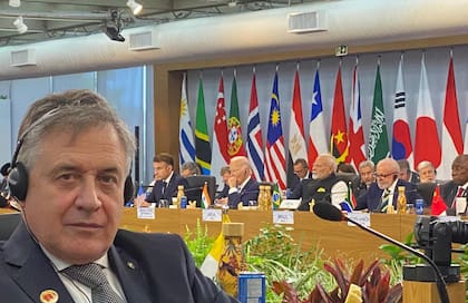 Omar Paganini asiste a una conferencia internacional durante su gestión al frente de la Cancillería uruguaya