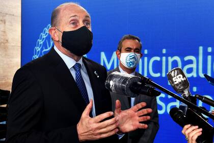 Omar Perotti, gobernador de Santa Fe, tuvo que salir a desmentir que había vacunado a su familia