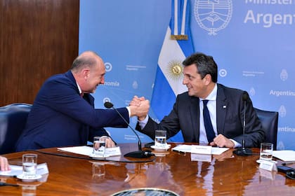 Omar Perotti, gobernador saliente y cabeza de lista del armado oficialista para disputar la mayoría en la Cámara de Diputados provincial, junto a Sergio Massa