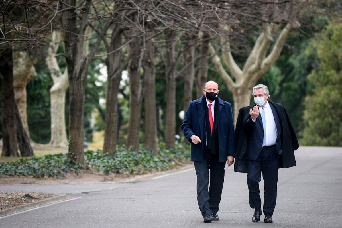 Omar Perotti y Alberto Fernández, en los jardines de la quinta de Olivos