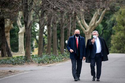 Omar Perotti y Alberto Fernández, en los jardines de la quinta de Olivos