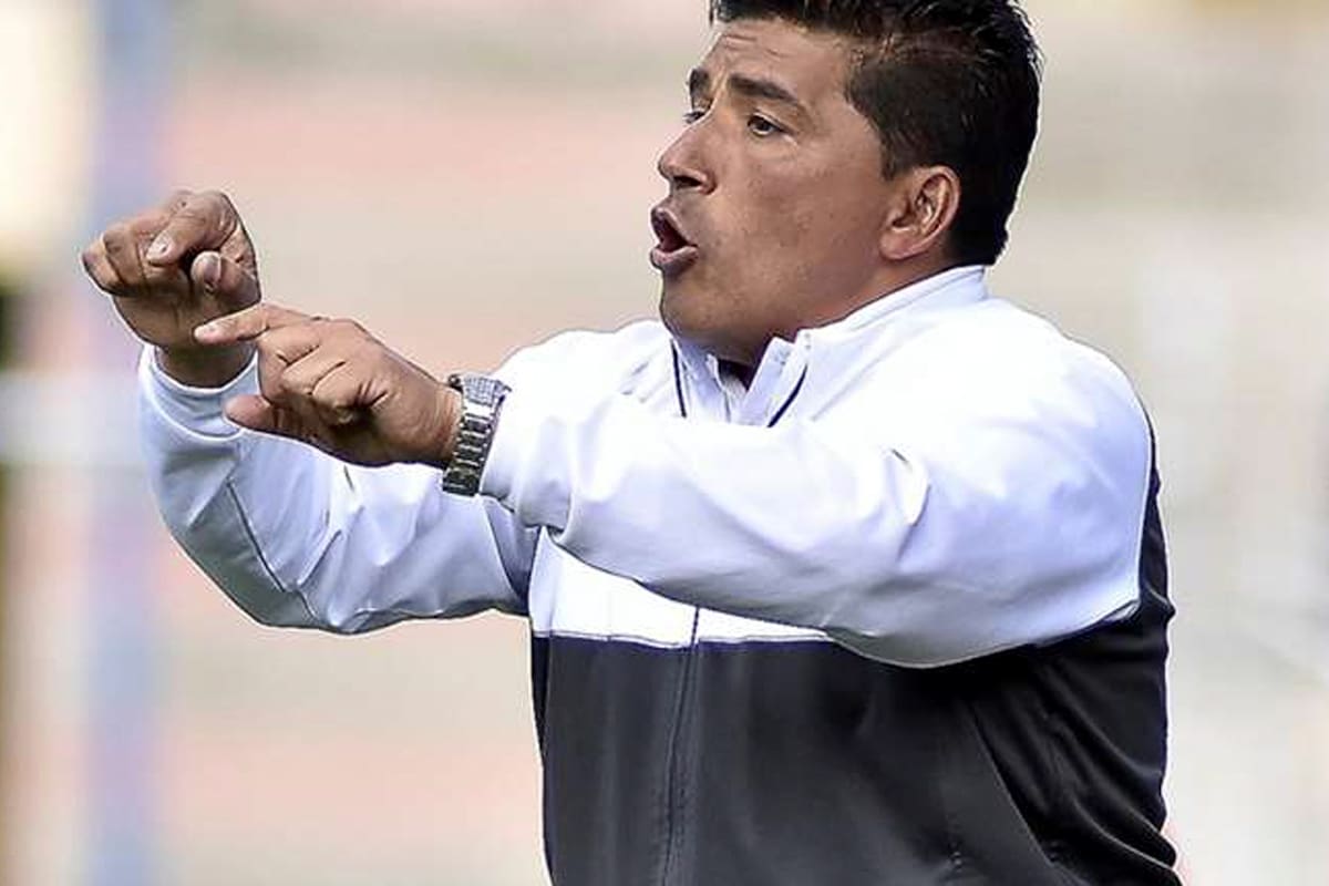 Omar Turco Asad dirijiendo San José de Oruro.
