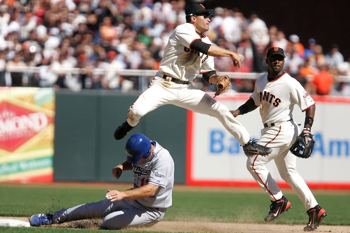 Omar Vizquel, Jason Michaels y Daryl Boston protagonizaron jugadas insólitas que evidencian los problemas estructurales del cierre con botones en la indumentaria profesional