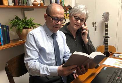 Omar y Miryam Sánchez, mientras hacen llamados a sus vecinos