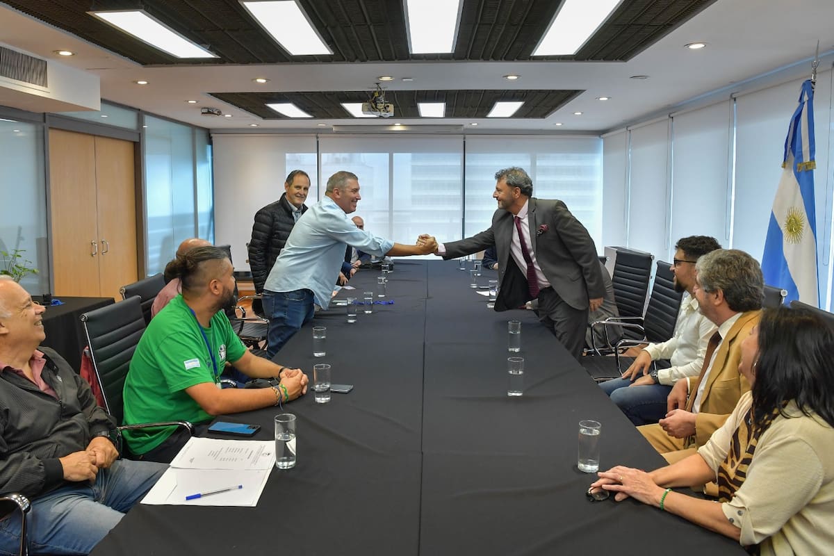 Omar Yasin, flamante secretario de Trabajo, homologó ayer la primera paritaria de su gestión con cláusula de ajuste automático por inflación; fue con uno de los gremios petroquímicos, cuyo referente es Fabián Hermoso