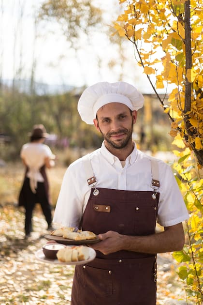 Omar Zeid, artífice de El Paisano, está en la cocina y también atiende las mesas.