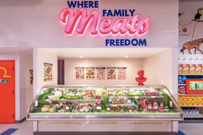 Omega Mart, una experiencia inmersiva ubicada en Las Vegas, no se trata de una tienda convencional, sino de una instalación artística interactiva que combina elementos de surrealismo, creatividad y entretenimiento (https://meowwolf.com/)