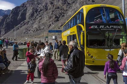 Ómnibus con turistas argentinos en el paso fronterizo a Chile, una postal habitual del último verano