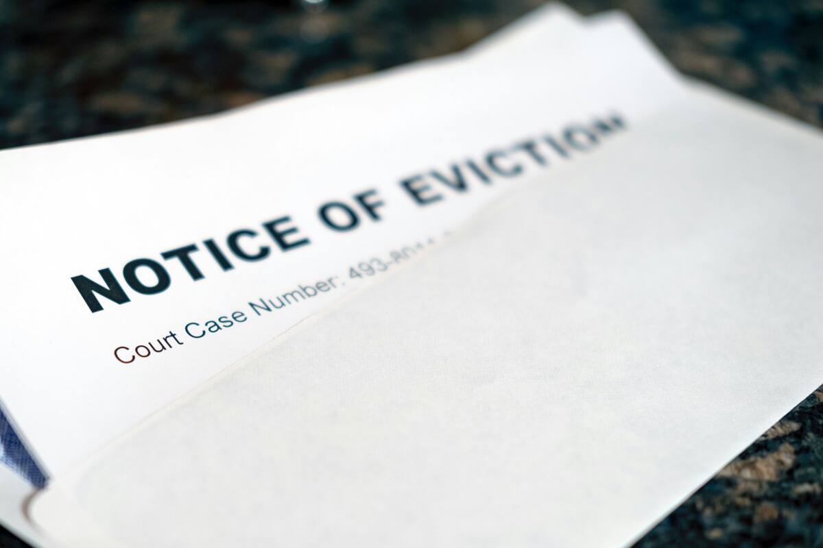 Once familias latinas del edificio ubicado en el 1080 de la calle 39 se han manifestado públicamente para exigir la intervención de la alcaldesa Karen Bass, tras denunciar intentos de desalojo en un inmueble