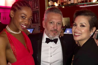 Diego Kolankowsky, junto con dos de las actrices de Once on this Island: Hailey Kilgore y Lea Salonga