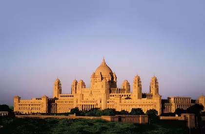 El Palácio Umaid Bnawan tiene aproximadamente 100.000 m2 de jardines y espacios interiores
