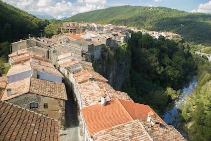 Una hilera de casas es atravesada por un único sendero central
