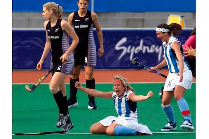 Oneto grita con emoción un gol, se acerca Masotta. Inolvidable 7 a 1 a Nueva Zelanda para acceder a la final olímpica