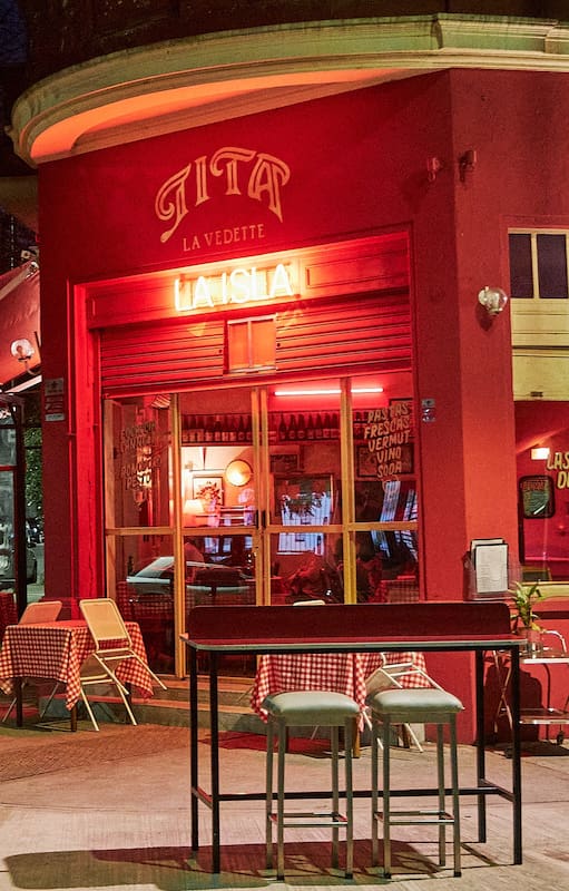 La Isla de La Paternal: el enclave porteño de casas bajas, galpones y fábricas que se puso de moda para salir a comer