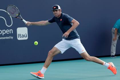 Opelka, que alcanza los 2m14 de altura, venció al Peque en tres sets