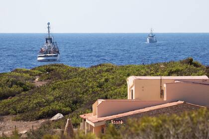 El ministro de Interior italiano, el ultraderechista Matteo Salvini, se negó a permitir el acceso a puerto de la embarcación, que espera atracada ante la isla de Lampedusa, aunque otros seis países europeos accedieron a aceptar a los migrantes.