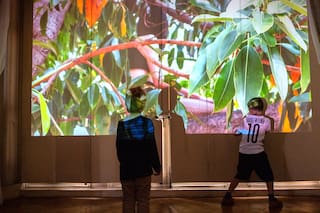Arte: un video en cada rincón de la residencia argentina en Londres