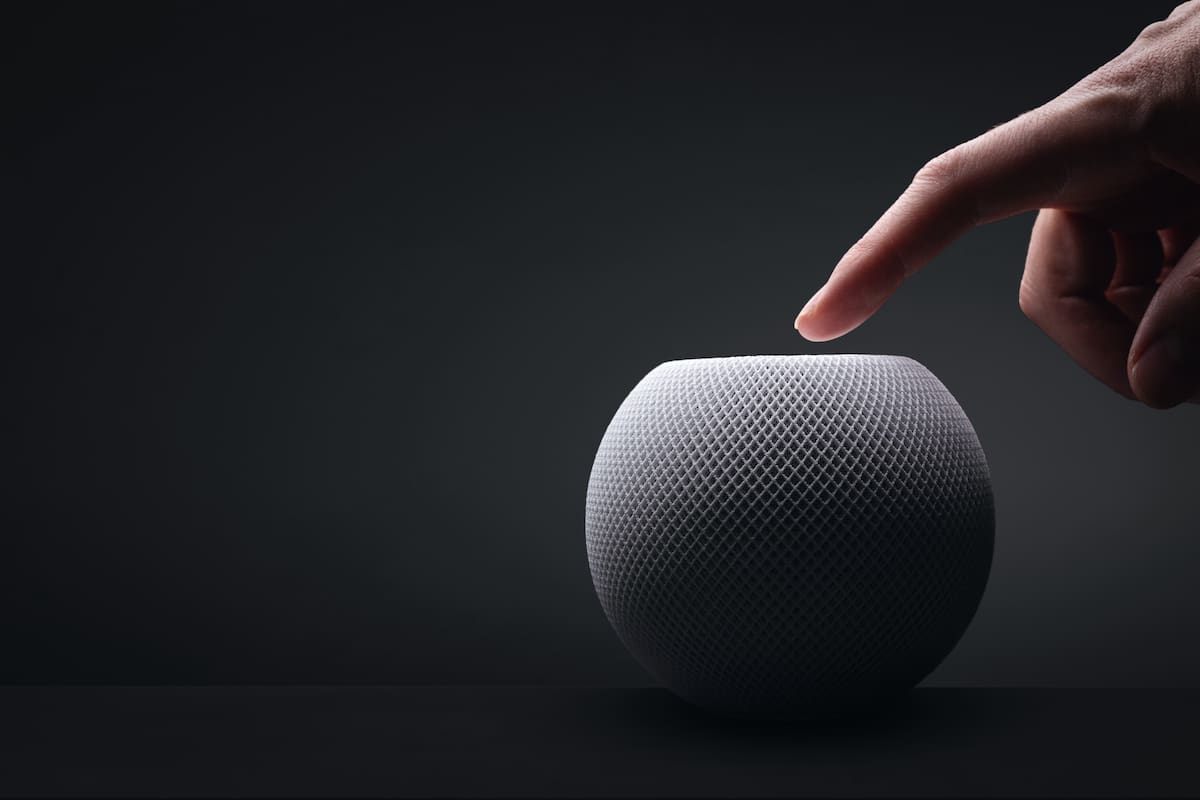 OpenAI está desarrollando un dispositivo propio para interactuar con ChatGPT; sería un parlante conectado (en la foto, un HomePod Mini de Apple)