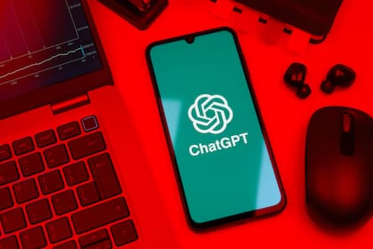 OpenAI se declara en "código rojo" y priorizará mejorar ChatGPT para frenar la presión de sus competidores como Google