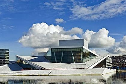 La Ópera de Oslo parece emerger de las aguas del fiordo de Oslo