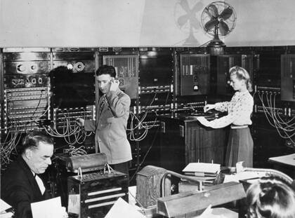 Operadores en la sala de control de Muzak, en Nueva York, en 1950, supervisando los programas de música de fondo y haciendo ajustes.