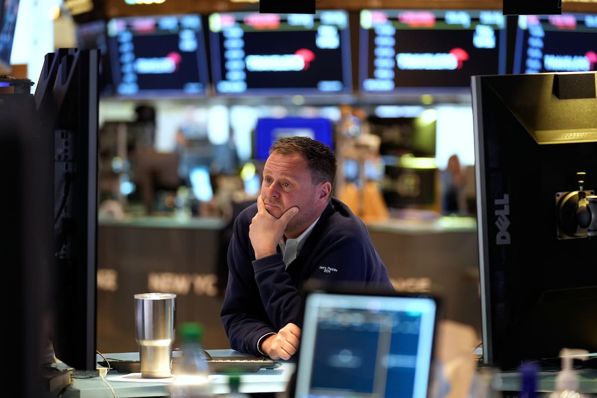 Operadores trabajan en el parqué de la Bolsa de Nueva York, el lunes 7 de abril de 2025.