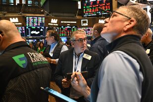 Operadores trabajan en el parqué de la Bolsa de Nueva York (NYSE) durante las operaciones matinales del 13 de marzo de 2023 en Nueva York.