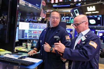 Operadores trabajan en el parqué de la Bolsa de Nueva York (NYSE) durante la apertura, el 11 de mayo de 2026