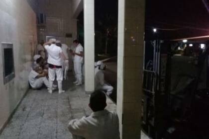 Operarios al llegar al frigorífico y enterarse del cierre hasta el 6 de abril